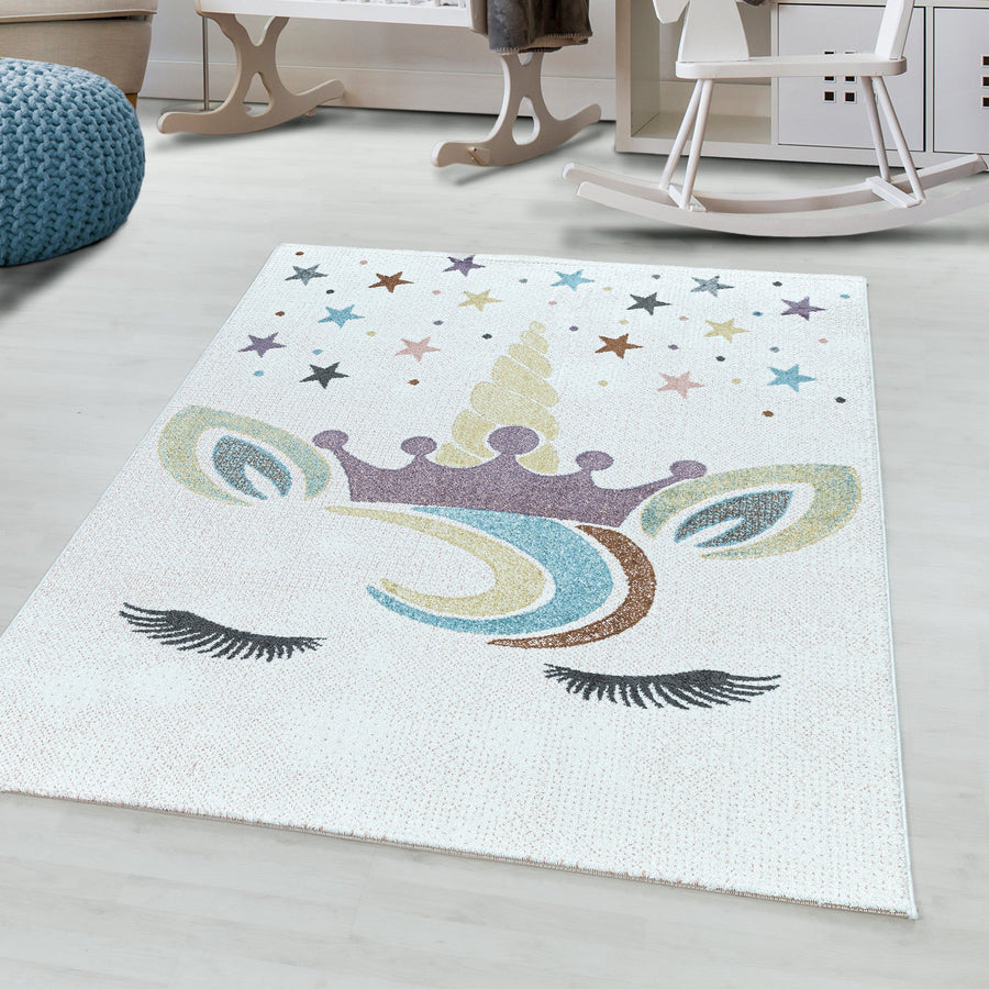 Çocuk halısı, kısa tüylü, kilim, çocuk odası, tek boynuzlu at, renkli yıldızlar, taç, beyaz